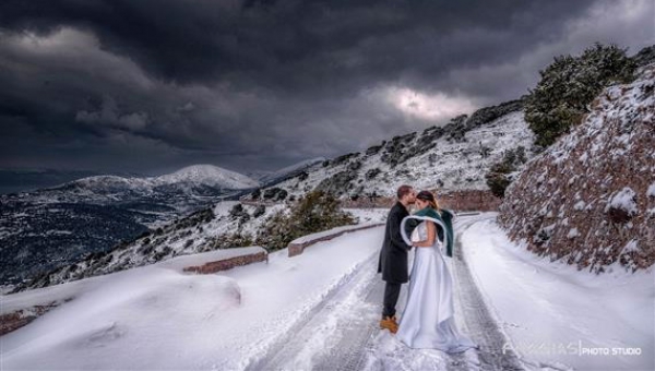 Ο γάμος του Μάνου και της Έλενας στην χιονισμένη Κεφαλονιά