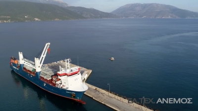 Transfer of wind turbines from the port of Sami in the village of Dilinata